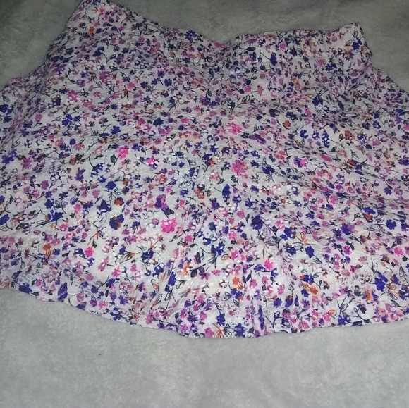 I am selling a skirt - Picture 2 of 2